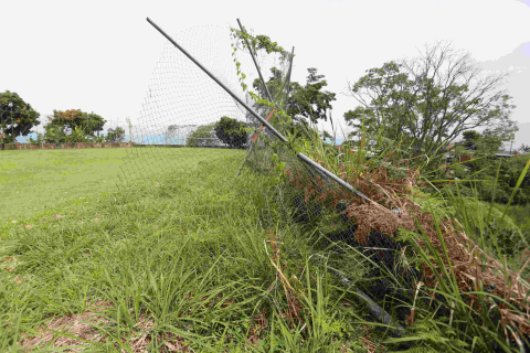 Mal estado de la cancha de la vereda La Plata