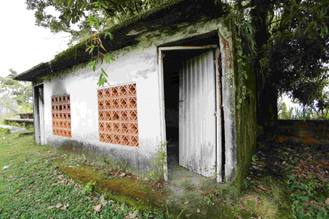 Mal estado de la cancha de la vereda La Plata