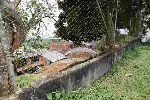Mal estado de la cancha de la vereda La Plata