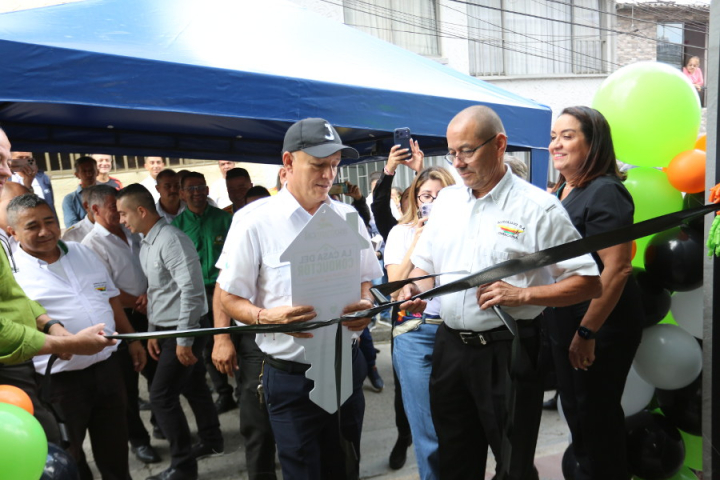 Los conductores fueron los encargados de cortar la cinta para darle apertura a la Casa del Conductor en Manizales