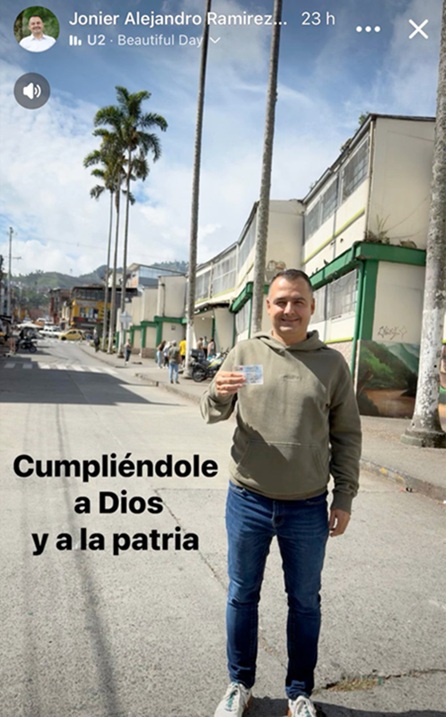Con certificado en mano Foto | Tomada de Facebook | LA PATRIA