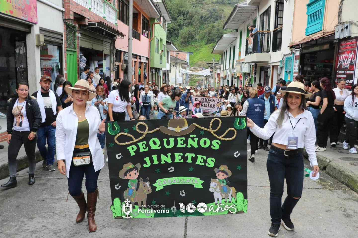 La cabalgata de caballitos de palo dio inicio a la XXXIII Feria de Exposición Equina Grado B en Pensilvania
