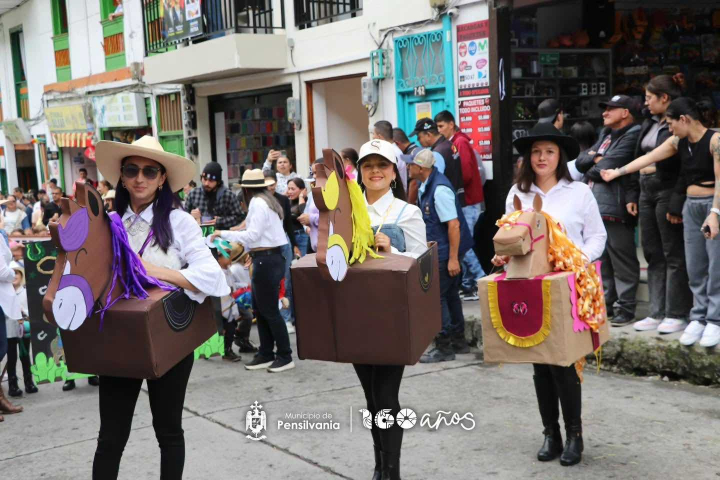 La cabalgata de caballitos de palo dio inicio a la XXXIII Feria de Exposición Equina Grado B en Pensilvania