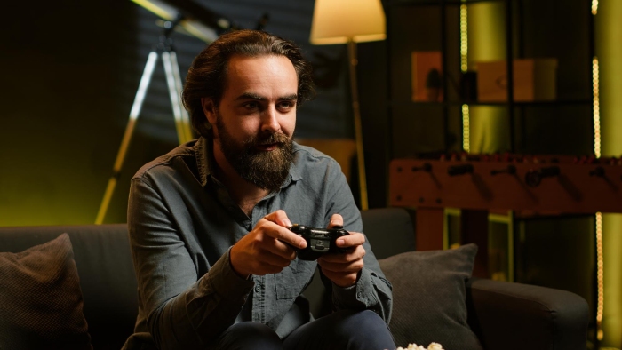 Hombre con un control jugando videojuegos