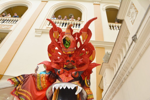 Con grandes y coloridos montajes se vistió la gobernación.