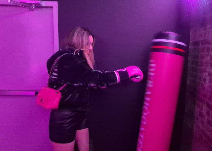 Los sacos de boxeo hacen parte de las estaciones creadas para liberar tensión y transformar emociones como la rabia o la tristeza en una experiencia interactiva.