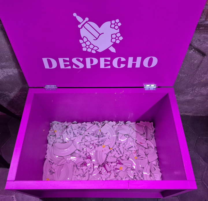 Las asistentes reciben elementos de protección antes de participar en la dinámica de romper platos con frases personales que simbolizan el desahogo emocional.