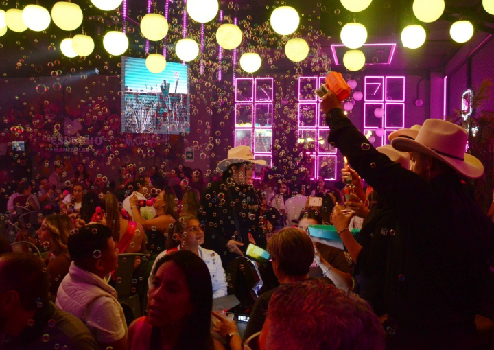 Música, iluminación, frases y dinámicas emocionales se combinan para construir una experiencia enfocada en la catarsis y el entretenimiento femenino.