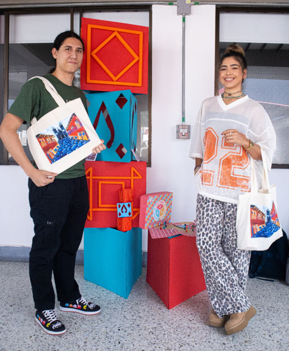 Alejandro Mejía y Ana Monarca con su proyecto.
