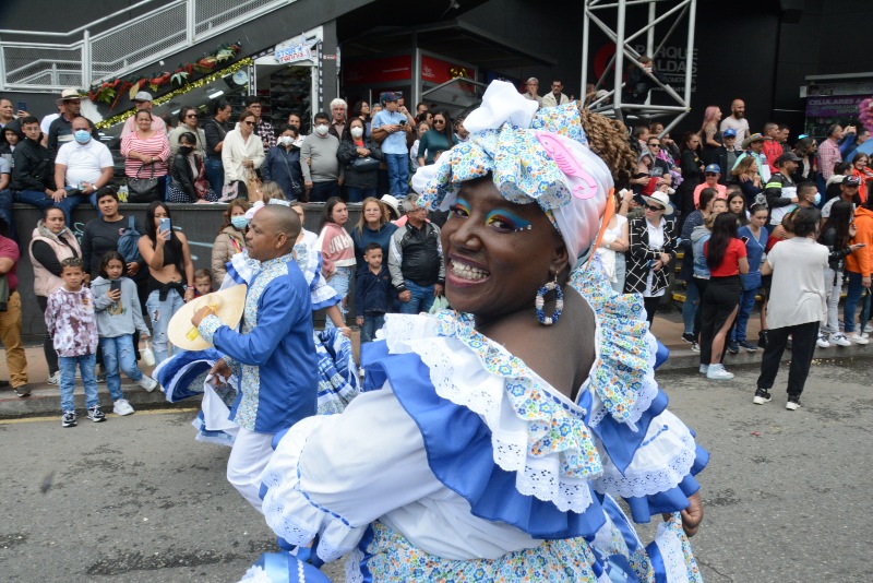 Las danzas mostraron su folclor durante todo el recorrido.