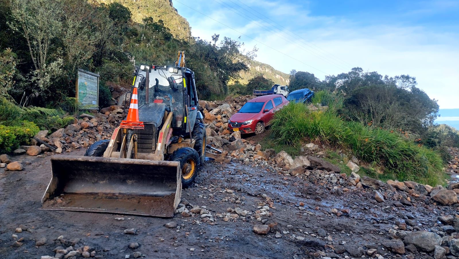 El deslizamiento y desprendimiento de rocas bloquea parcialmente el acceso al sector de Termales del Ruiz tras las fuertes lluvias registradas este jueves.