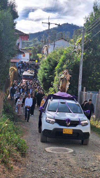 Decenas de sanfeleños acompañaron la procesión fúnebre por las calles del corregimiento.