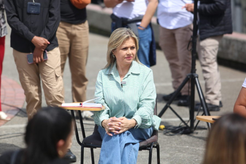 Edna Bonilla escuchó atenta cada intervención de los asistentes al encuentro con ella. 