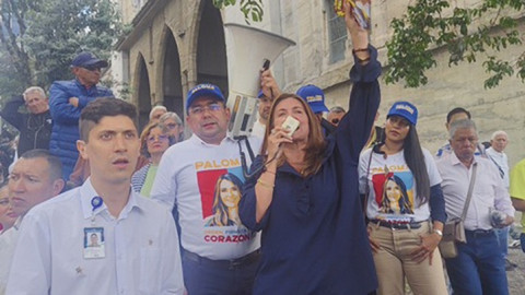 Empoderada con megáfono en mano Foto | LA PATRIA