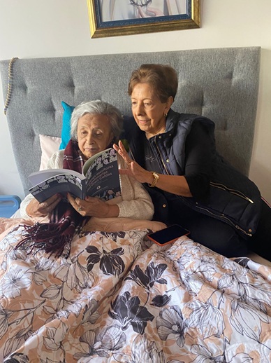 Escritora centenaria conoce libro sobre su vida y obra Fotos | Cortesía | LA PATRIA