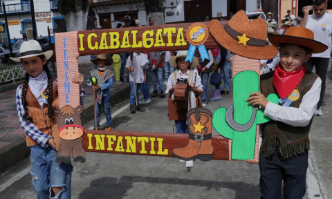 Hubo desfiles, saltarines, espuma y hasta cabalgata de caballitos de palo, como la que organizó la Institución Educativa Normal Superior María Escolástica de Salamina.