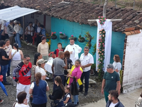 En Aguadas rezaron los Mil Jesús
