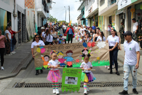 En La Merced se realizó la Caravana de la Alegría, que inició con un desfile de comparsas