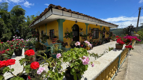En la vía a la vereda San Pedro esta vivienda es todo un jardín.