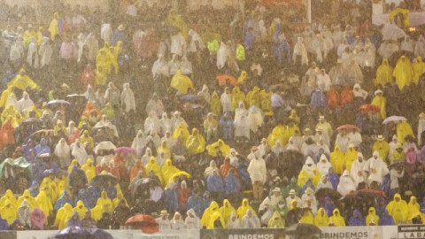 9:30 p.m. El público esperó cerca de 40 minutos bajo la lluvia la decisión oficial. 