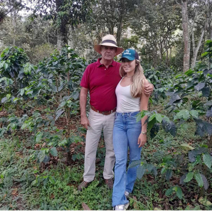 Desde los cafetales de la finca Jazmín, ubicada en Circasia (Quindío), padre e hija encontraron el encanto y bondades de una tierra que les da proyección económica con el cultivo del café convertido también en tributo familiar.