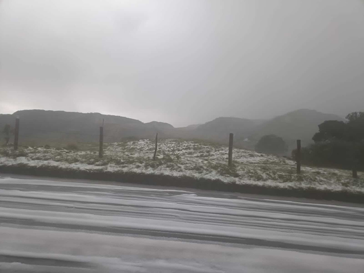 Una tormenta de granizo cubrió de blanco el corredor vial Manizales - Bogotá.