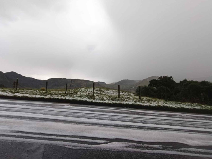 Una tormenta de granizo cubrió de blanco el corredor vial Manizales - Bogotá.