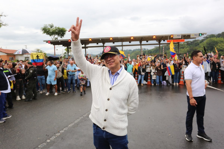 Alrededor de 300 ciudadanos esperaron bajo la lluvia la llegada del presidente Gustavo Petro en inmediaciones del peaje Tarapacá II en la tarde de este miércoles (3 de junio). 