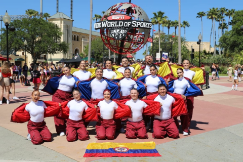 Selección de Hip Hop con la bandera de Colombia