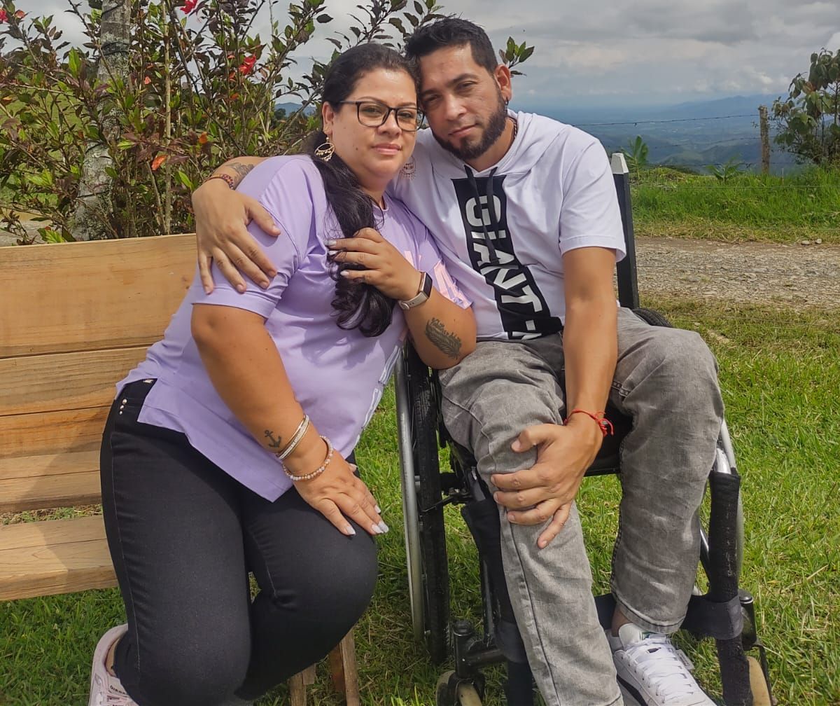 Héctor Fabio Bolívar y Adriana Aguirre son pareja desde hace ocho años. Ella se encarga de gestionar las órdenes de salud de su esposo.