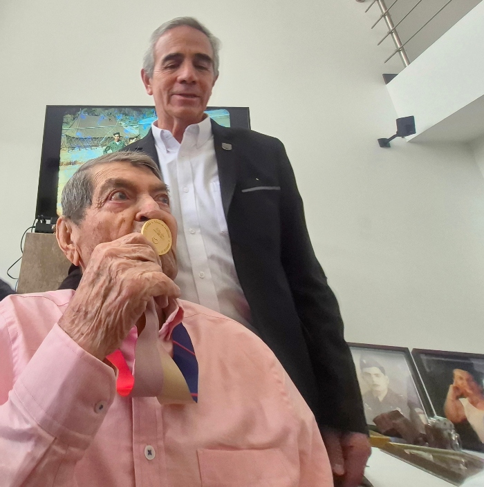 El brigadier general Gustavo Ocampo Naranjo impone la medalla al cabo segundo retirado Rodrigo Villescas.