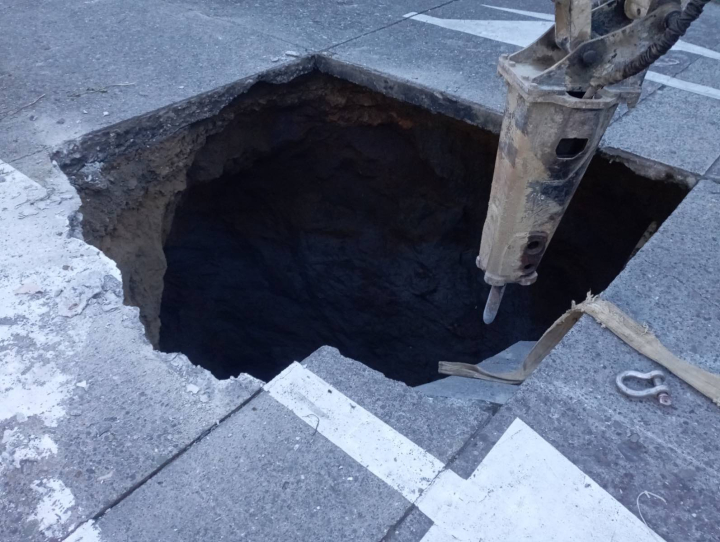 Cierre vial en barrio de Manizales ante el hundimiento en un tramo de calle  