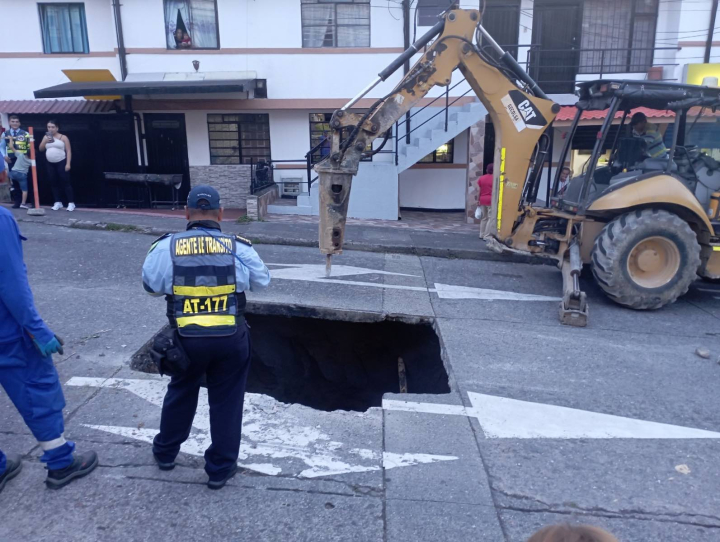 Cierre vial en barrio de Manizales ante el hundimiento en un tramo de calle  