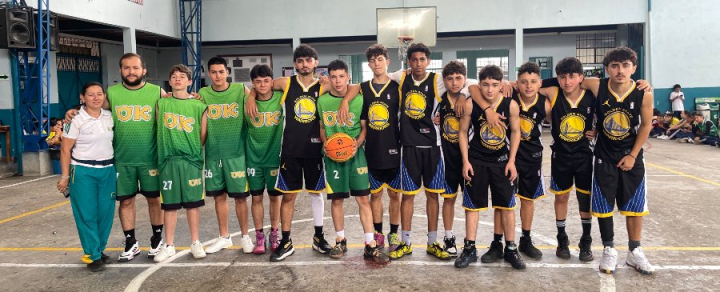 Alumnos del Pío XI y la Normal, en el juego de apertura.