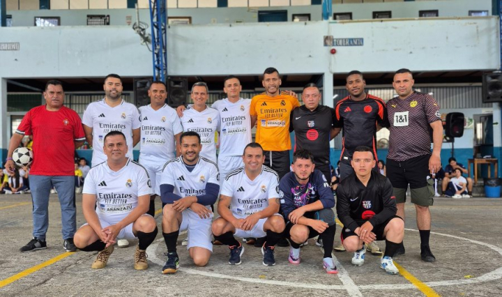 Docentes y policías se enfrentaron en un partido amistoso.
