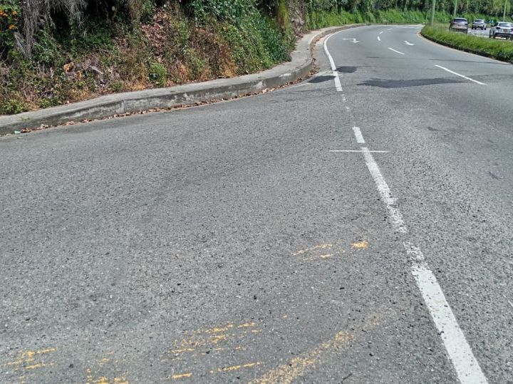 Invías le hace mantenimiento al andén peatonal. 