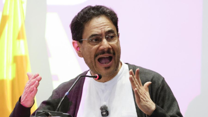 Iván Cepeda, candidato a la Presidencia por el Pacto Histórico, durante un discurso a su electorado.