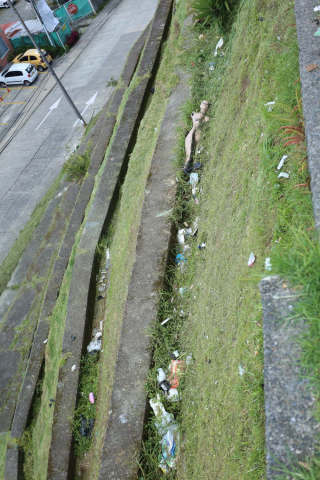 En la ladera de Campohermoso tiran basuras