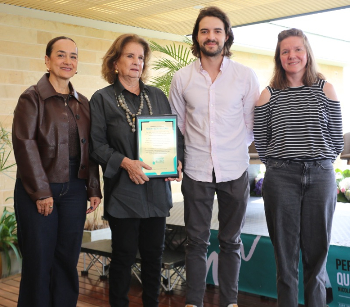 Se hizo entrega de una placa como homenaje póstumo
