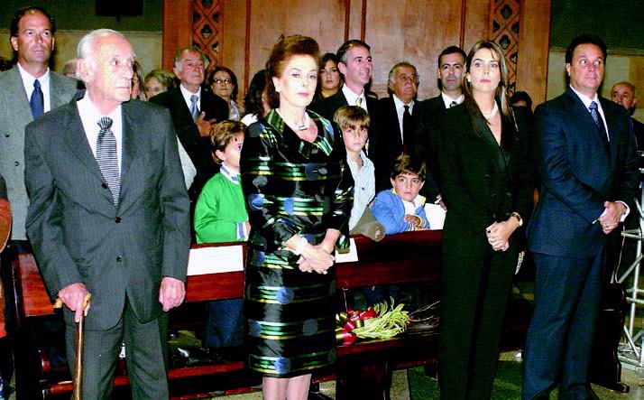 En el álbum familiar de los Vélez-Zuluaga-Jaramillo-Vasco aparece la foto del recuerdo del acto de la celebración de los 50 años del título de Luz Marina Zuluaga como Miss Universo, realizado en la Catedral Basílica de Manizales en el 2008.