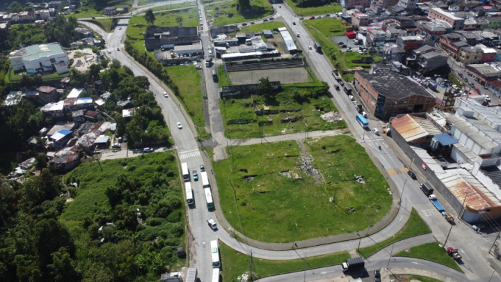 Esta es otra toma aérea del Macroproyecto. En los amplios espacios verdes antes habían casas construidas que el Municipio compró para realizar el proyecto urbanístico. 