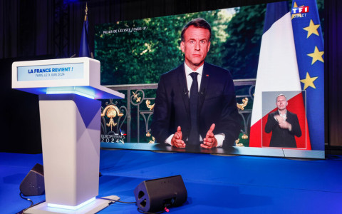 Emmanuel Macron disolviendo la Asamblea Nacional