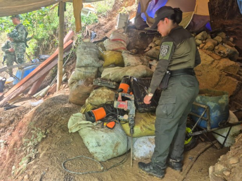 Como resultado del procedimiento, se logró la incautación e inutilización de maquinaria empleada en estas actividades ilícitas, entre ellas dos dragas, cinco motores y seis motobombas, equipos avaluados en $52 millones. 