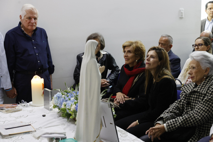 Miguel Uribe Londoño (i), y María Carolina Hoyos Turbay (2-d) participan este domingo, en la conmemoración del primer aniversario del atentado contra Miguel Uribe Turbay en Bogotá (Colombia).
