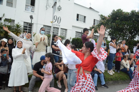 Las hermanas de La Presentación disfrutaron de las agrupaciones que le pusieron el ritmo y sabor al desfile.