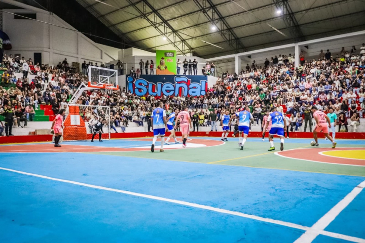 Coliseo Neira lleno