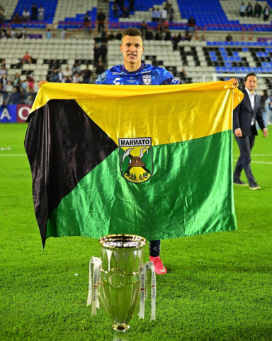 A través de sus redes sociales, Nelson Deossa destaca a Marmato, su tierra natal, con bandera en mano. Con Pachuca, celebró títulos recordando su tierra.