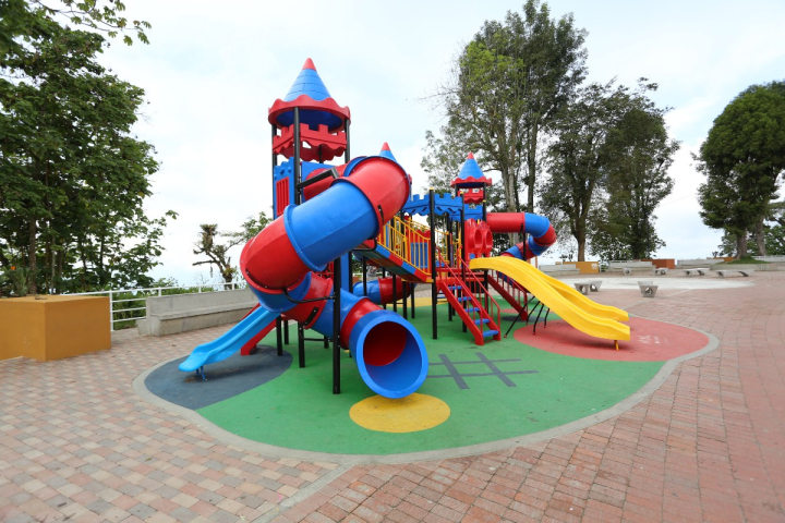 En Chipre se estrena un muelle de observación y descanso que incluye una fuente, bancas y juegos infantiles.