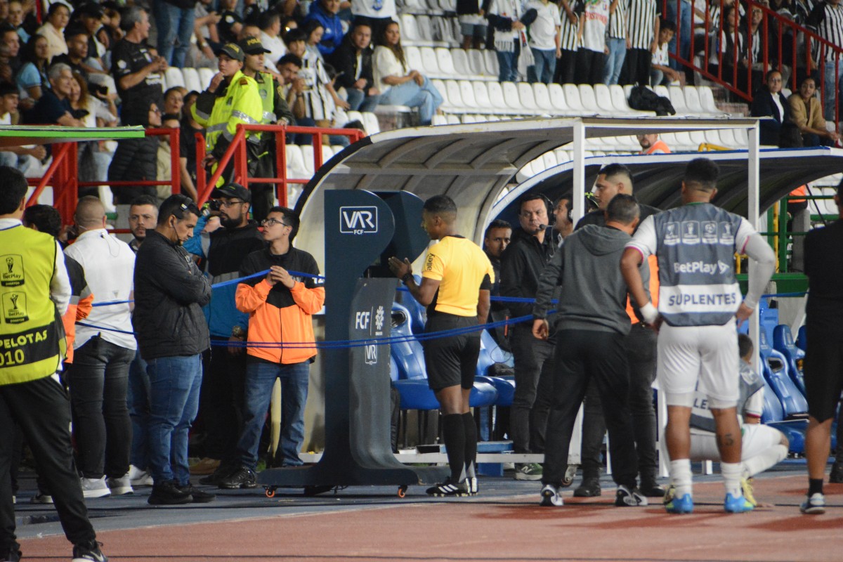 En la foto, el momento en el que el árbitro Luis Delgado revisa el VAR, antes de cobrar penal a favor de Junior.