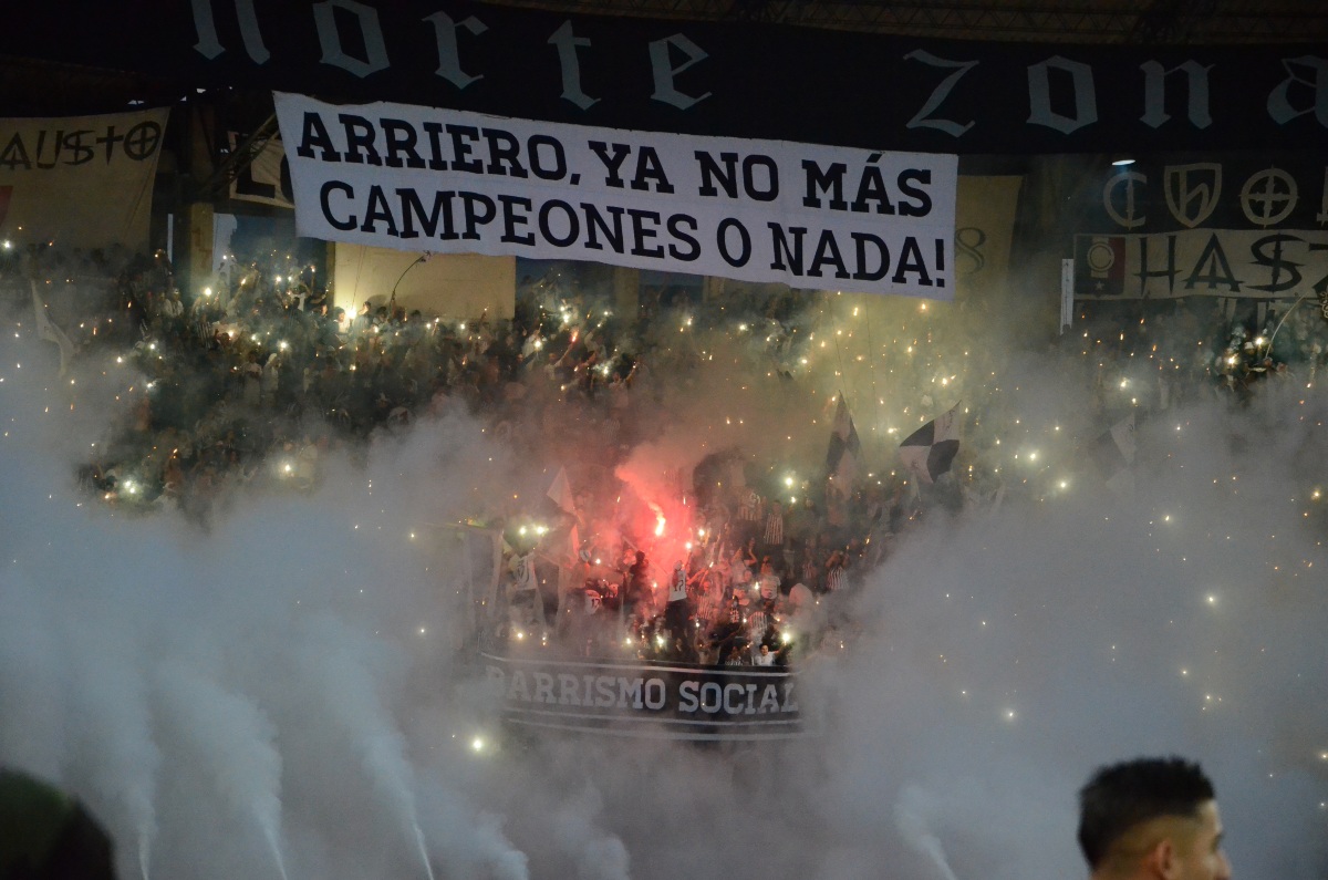 La barra Holocausto Norte mantiene su trapo exigiéndole al técnico Hernán Darío Herrera ser campeón con Once Caldas. Así fue el recibimiento del estadio al Once Caldas.